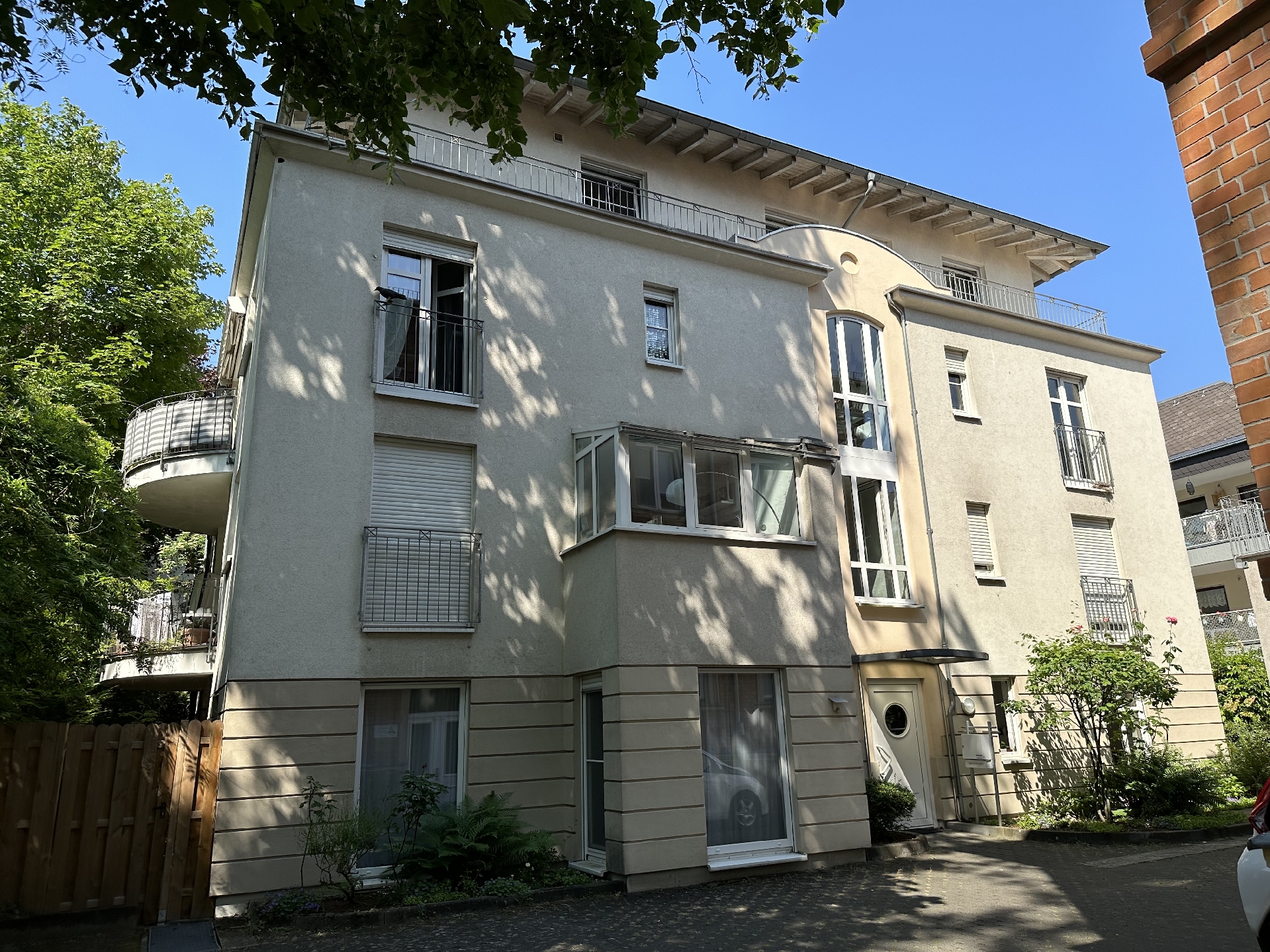 Wiesbaden-Dichterviertel! Kapitalanlage! Helle Penthouse-Wohnung mit umlaufendem Balkon!