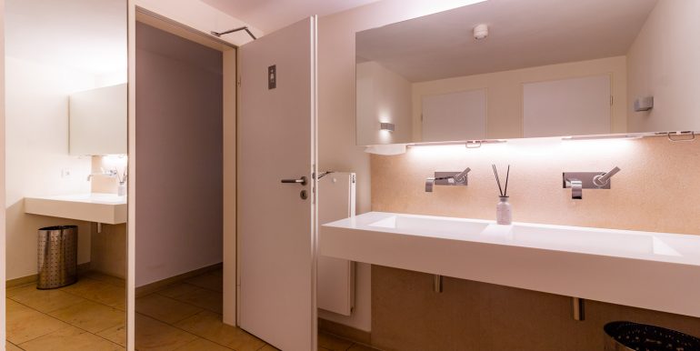 Hochmodern, großzügig und elegant: die sanierten Waschräume für Ihre Gäste im Kellergeschoss.