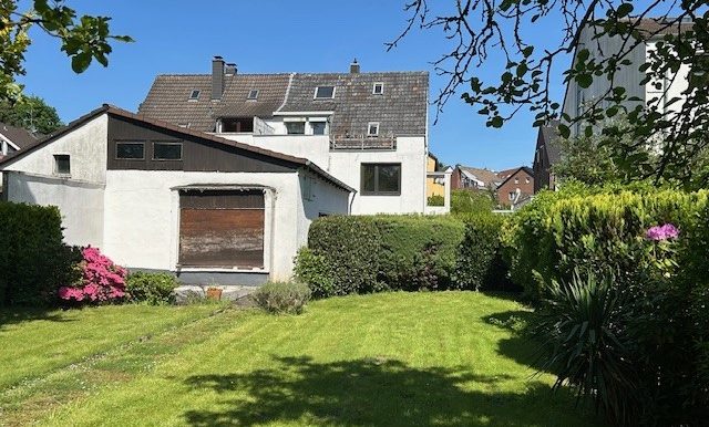 Ansicht mit Wirtschaftsgebäude/Garage