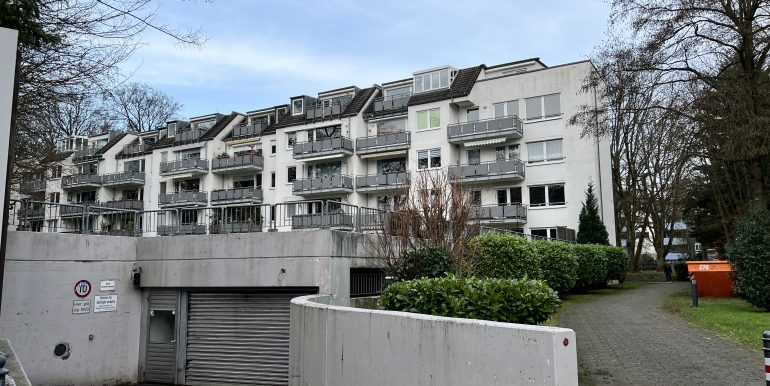 Rückansicht und Zufahrt Tiefgarage
