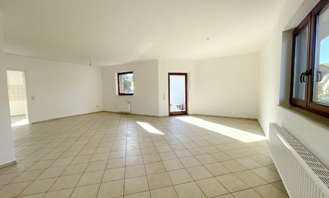 Wohn-/Essbereich mit Zugang zum Balkon