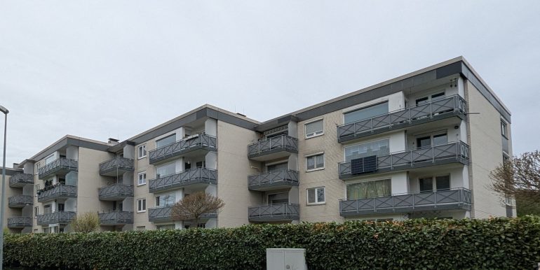 Straßenansicht zum Balkon