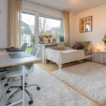 Schlafzimmer I mit Zugang zum Balkon