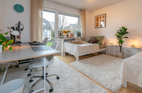 Schlafzimmer I mit Zugang zum Balkon