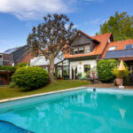 Genießen Sie entspannte Sommertage am großzügigen Pool – ein echtes Highlight für die ganze Familie.
