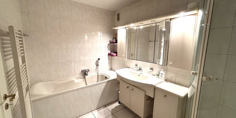 EG-Bad mit Wanne + Dusche