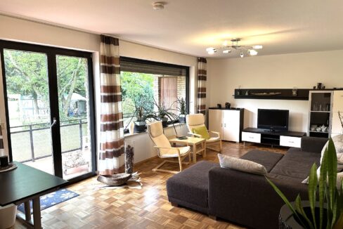 Wohnzimmer mit Balkonzugang