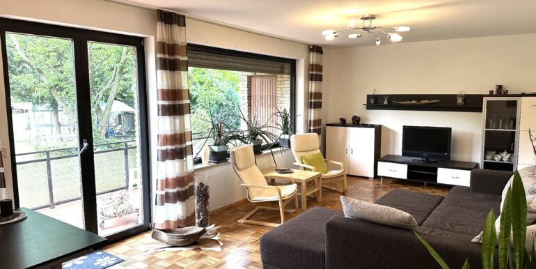 Wohnzimmer mit Balkonzugang