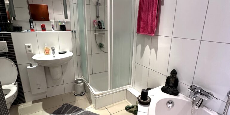 Bad mit Wanne und Dusche