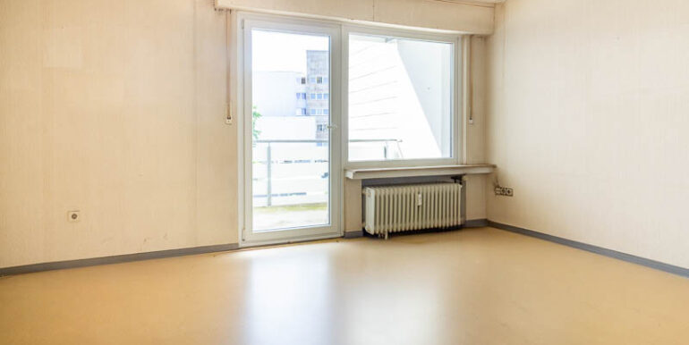Großzügiger Wohnbereich mit Zugang zum Balkon – viel Licht und Raum für kreative Ideen.