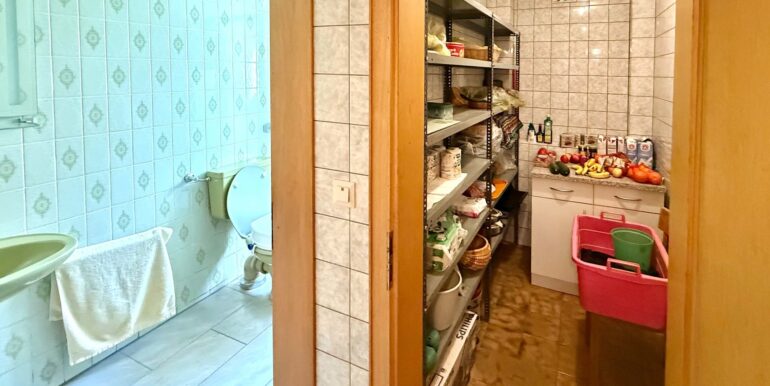 EG rechts Vorratskammer und Duschbad