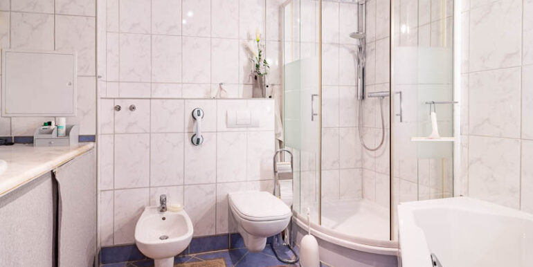 Modernes Badezimmer mit Badewanne und separater Dusche – für Ihr Wohlbefinden.