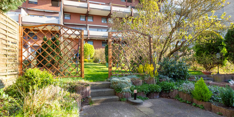 Südlich ausgerichteter Garten mit viel Sonnenlicht – der perfekte Ort für entspannte Tage im Freien.