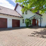 Großzügige Einfahrt, zwei Garagen und ein einladender Hauseingang – dieses Zuhause überzeugt schon beim ersten Eindruck.