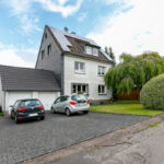 Hausfront mit Garagen