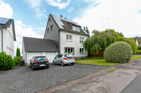 Hausfront mit Garagen