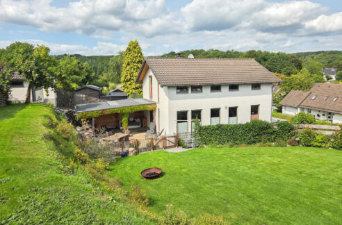 Blick vom Garten zum Haus