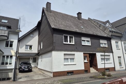 Ansicht mit Garage