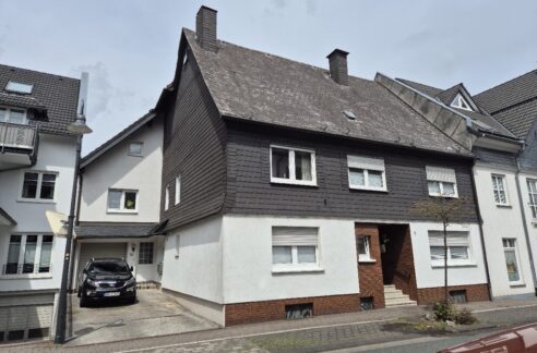 Ansicht mit Garage