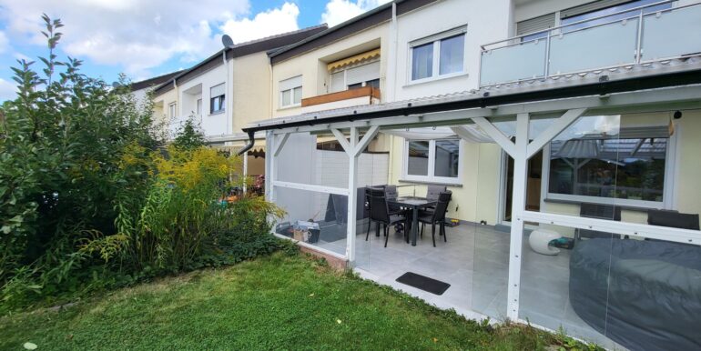 Blick vom Garten zur Terrrasse