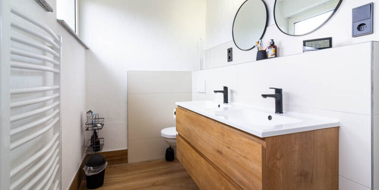 Das kernsanierte Badezimmer – moderne Ausstattung in jeder Ecke.
