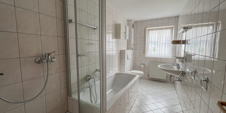 Tageslichtbad mit Dusche