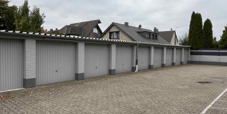 ...gepflasterten Garagenhof...