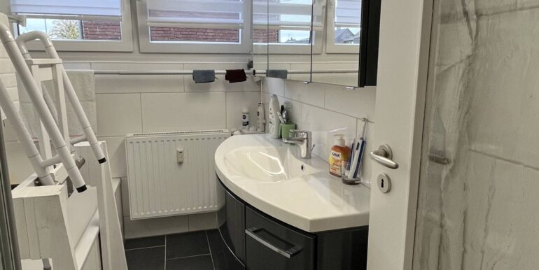Bad mit Wanne...