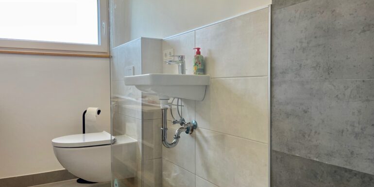 Bad mit Dusche (KG)
