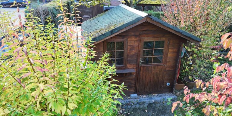mit Gartenhaus