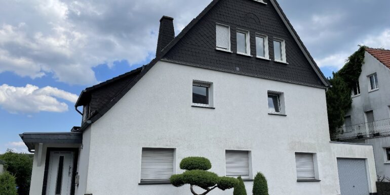 Straßenansicht Eingang