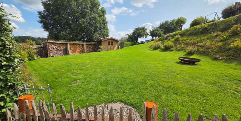 Blick von der Terrasse in den Garten