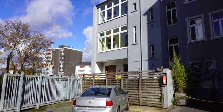 Rückansicht + Stellplätze