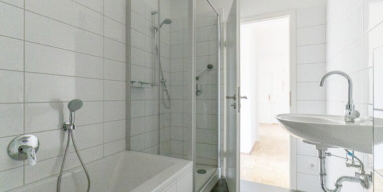 Badezimmer mit Dusche