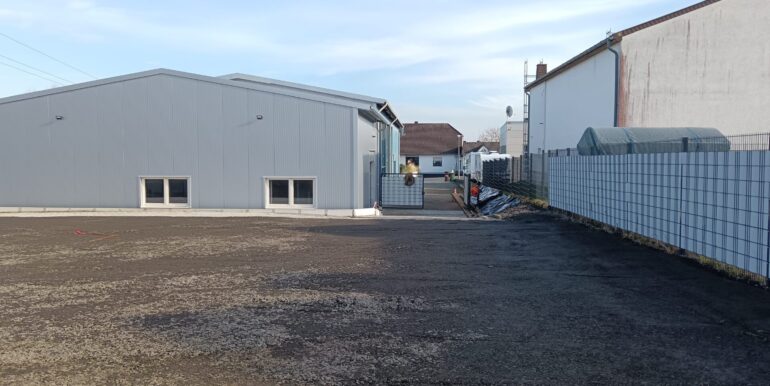 Seitenansicht und Einfahrt