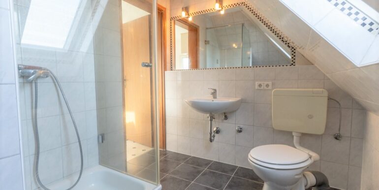 Tageslichtbad mit Dusche im DG