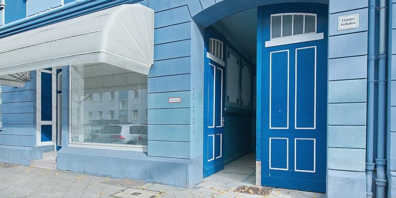 Blick zum Ladenlokal und Toreinfahrt