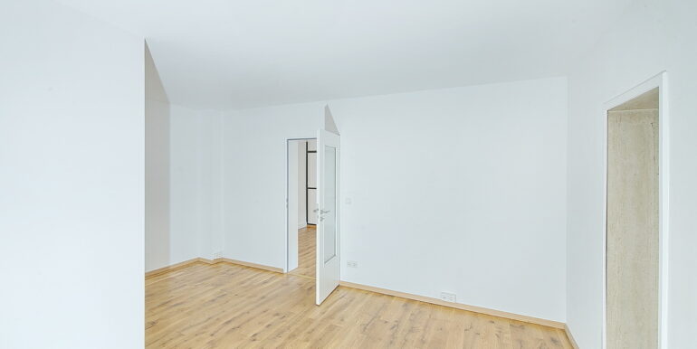 Durchgang zum rückwärtigen Büro