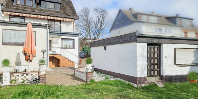 Rückansicht mit Garage