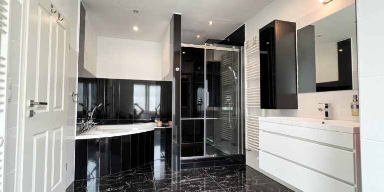 EG: Wannen-/Duschbad