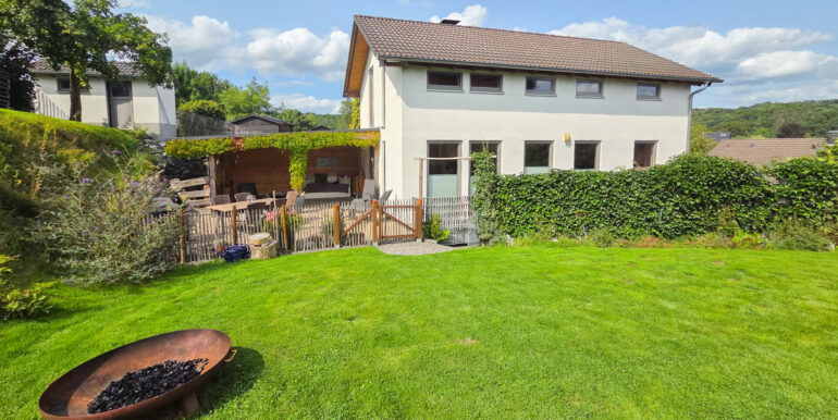 Blick vom Garten zum Haus