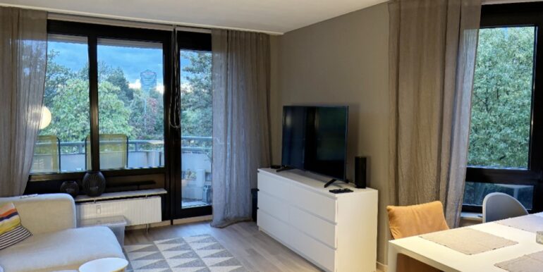 Wohnzimmer mit überdachtem Balkon