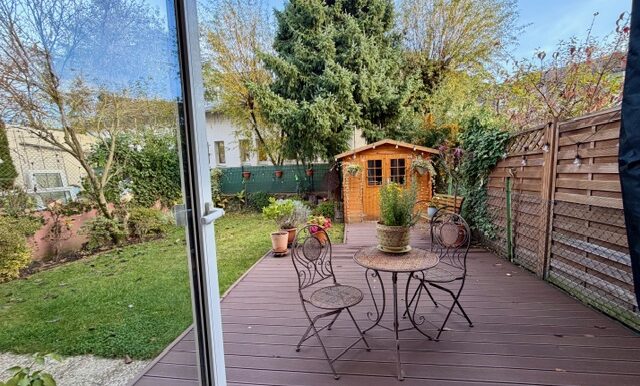 Blick vom Wohnbereich in den Garten