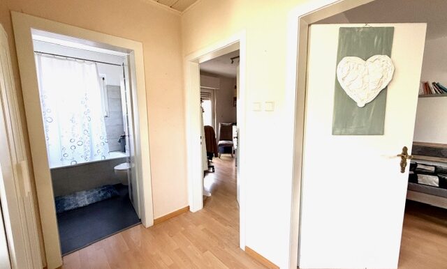 1.Obergeschoss (2 Zimmer, Bad und Balkon)