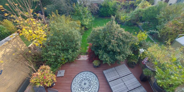 Blick vom Balkon auf die Terasse & Garten