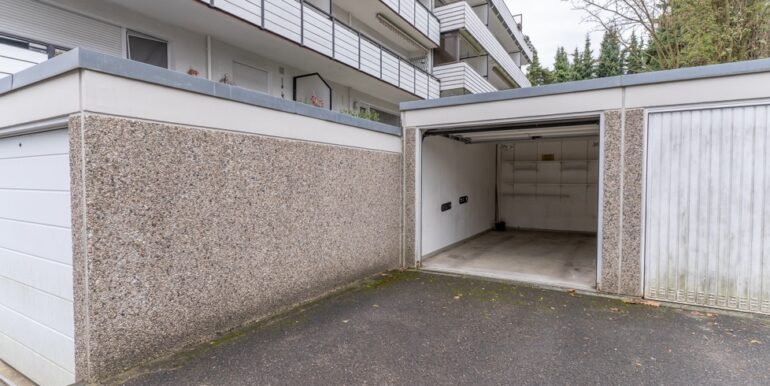 Garage direkt hinter dem Haus