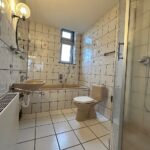 Bad mit Dusche und Wanne