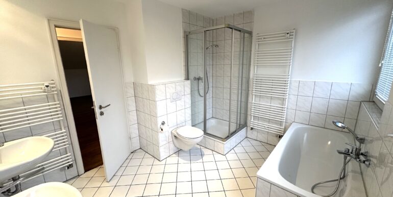 Bad mit Wanne und Fenster