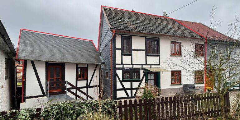 Wohnhaus mit Nebengebäude