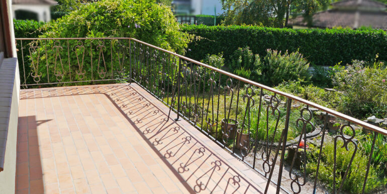 Balkon mit Blick in den Vorgarten